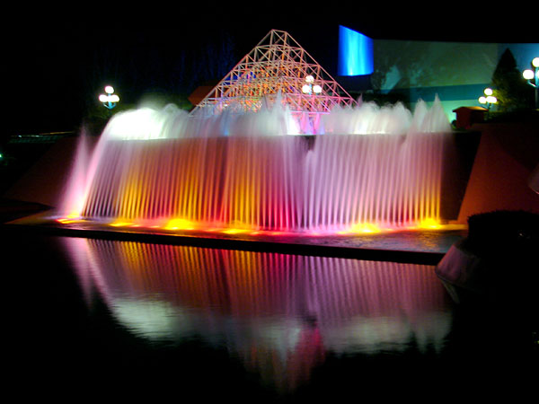 Reverse waterfall outside the Imagination Pavilion at Epcot (66.05 KB)