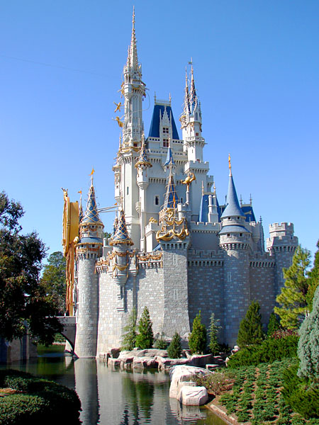 Side shot of Cinderella's Castle (110.14 KB)