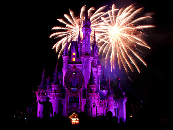 Cinderella's Castle was all lit up in purple (89.95 KB)