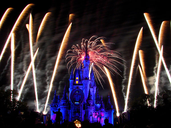 Cinderella's Castle in blue with white fireworks (106.10 KB)