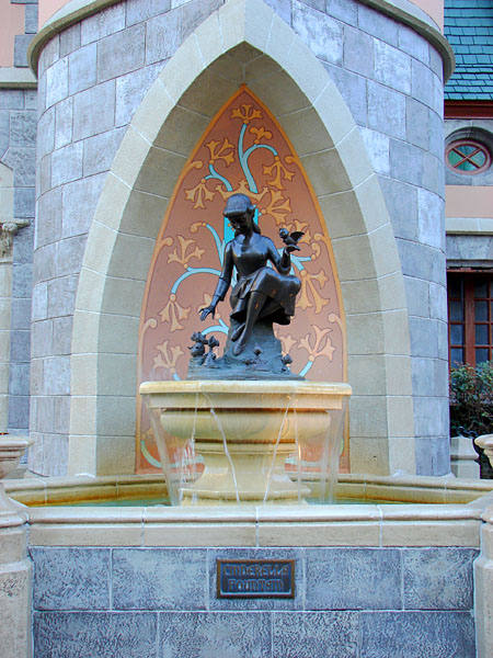 Cinderella's Fountain.  Notice the crown that's painted behind it. (113.13 KB)