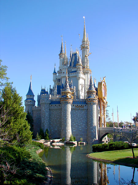 Side shot of Cinderella's Castle (99.82 KB)