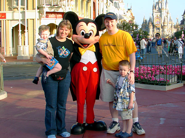 Family picture with Mickey at The Magic Kingdom (125.01 KB)