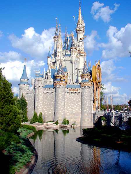 Side shot of Cinderella's Castle (118.36 KB)