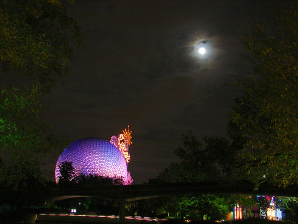 Spaceship Earth and the moon at Epcot (71.64 KB)