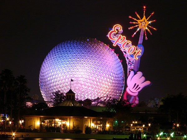 Great night time picture of Spaceship Earth at Epcot (94.17 KB)