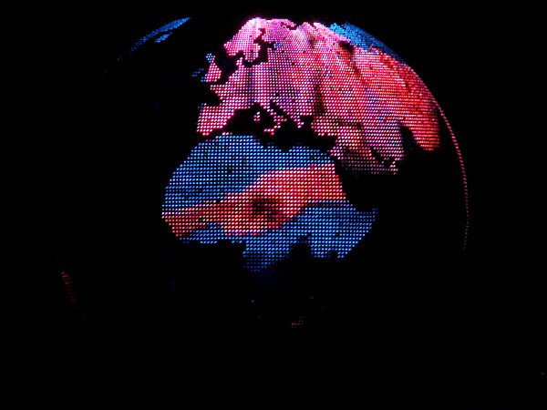 Hands shaking on the 28' globe (83.24 KB)