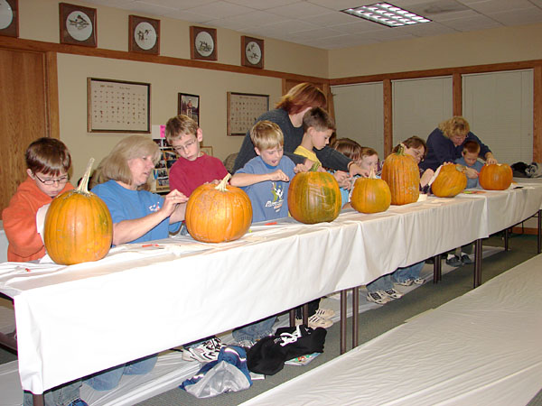 Uncle Ike's kids and moms carving pumpkins (90.28 KB)