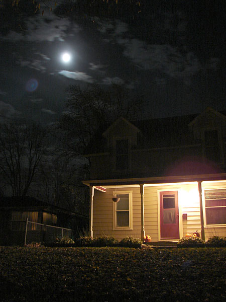 Our house, full moon, Halloween Night (71.63 KB)