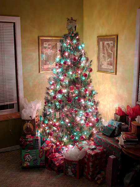 My mom's Christmas tree (112.33 KB)