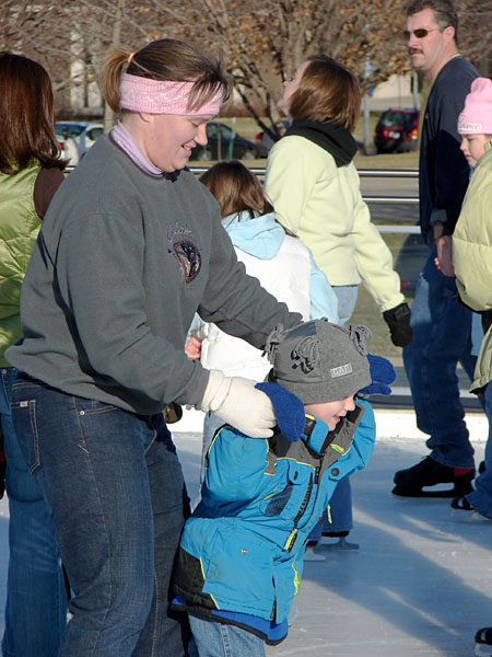 Anna and Jacob ice skating (98.49 KB)