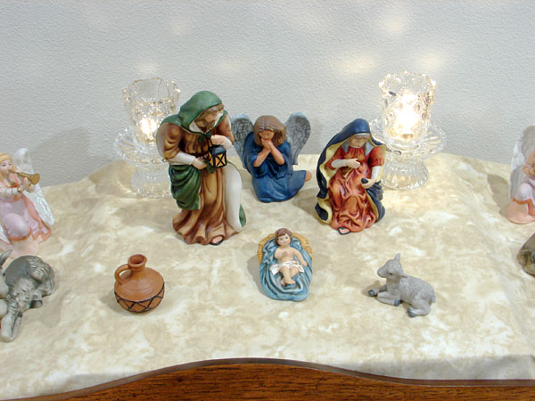 My in-laws' nativity scene atop their piano (85.71 KB)