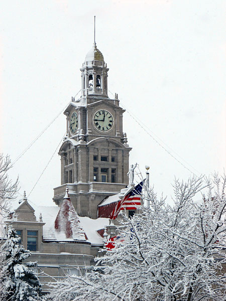 Dallas County Courthouse, also covered in snow (98.31 KB)