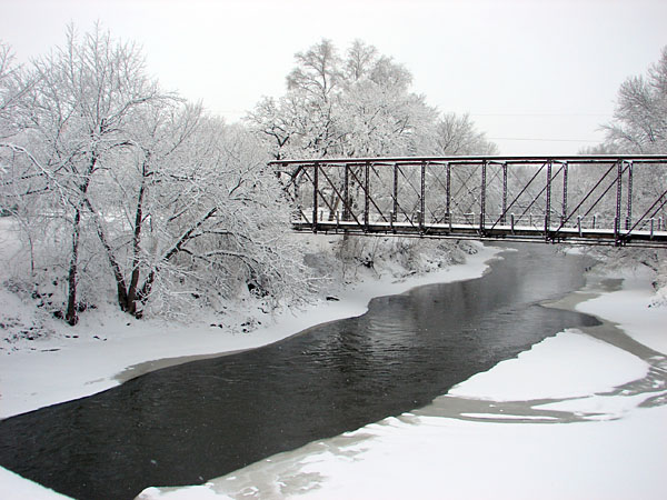 Beautiful wintry scene with an abandoned railroad bridge (95.52 KB)