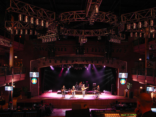 Inside of the Wildhorse Saloon (96.05 KB)