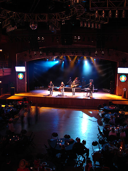 The Wildhorse Saloon's house band (87.31 KB)