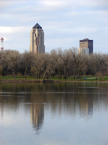 The Des Moines skyline reflecting off of Gray's Lake (69.02 KB)