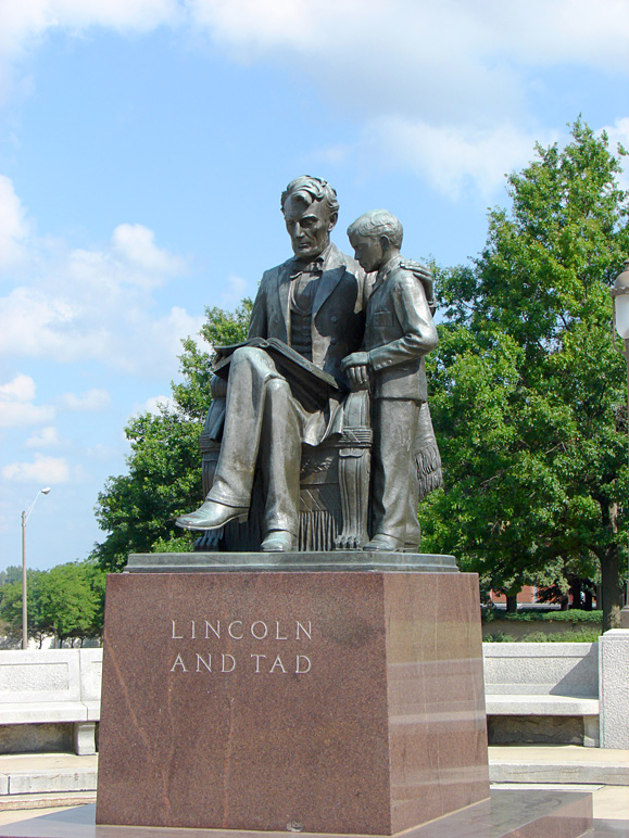 Lincoln and Tad statue on the Capitol complex (248.76 KB)