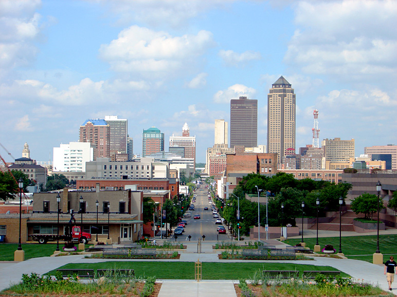 Tighter shot of the Des Moines skyline (248.21 KB)