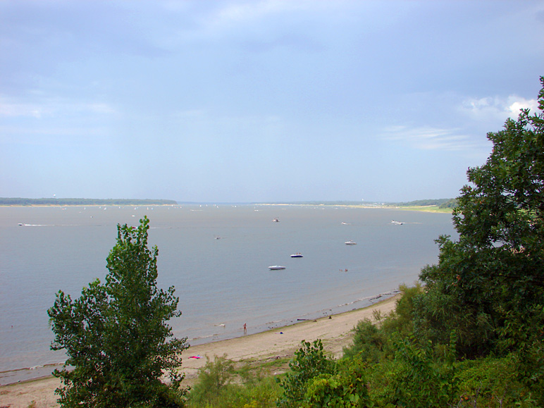 Saylorville Lake (the hot chick is down the beach) (202.81 KB)