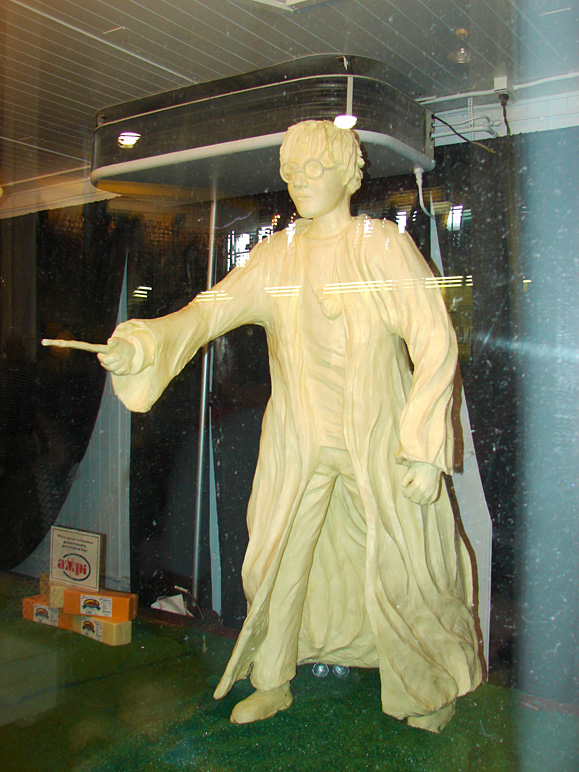 A Harry Potter statue made of butter (231.45 KB)