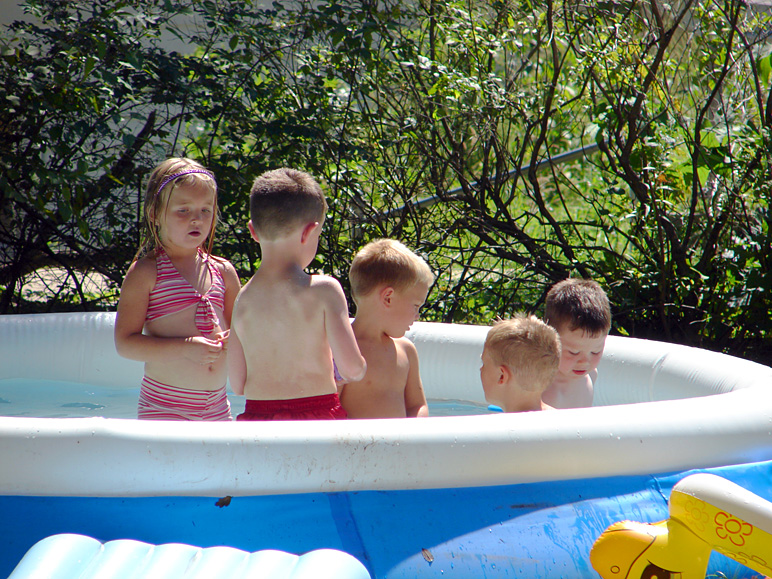 Mackenzie, Jacob, Payton, Spencer, and Andrew in a pool (331.90 KB)