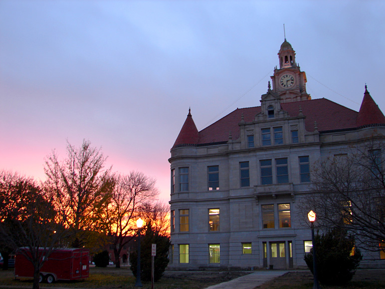 The sun setting behind the Dallas County Courthouse (189.79 KB)