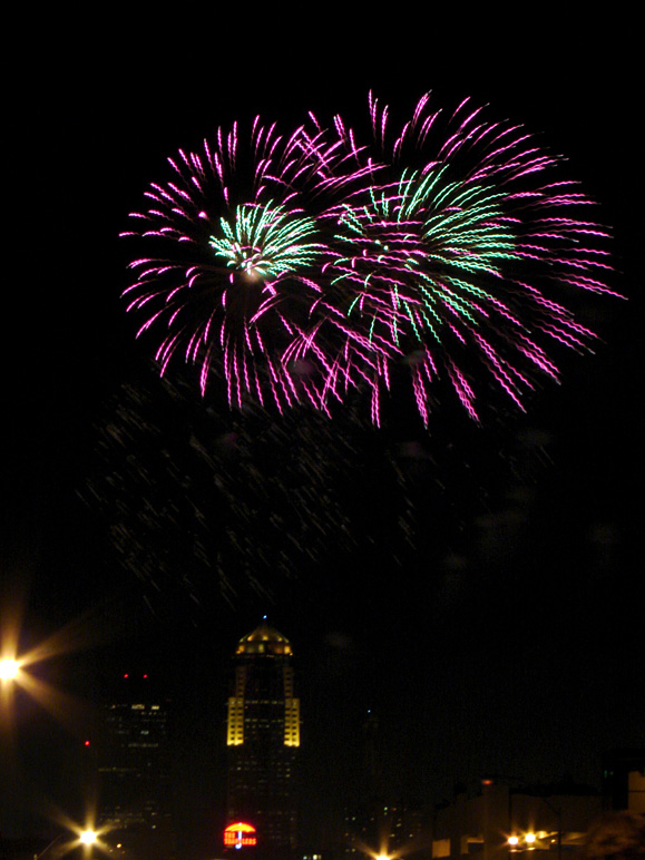 Fireworks in downtown Des Moines (178.93 KB)