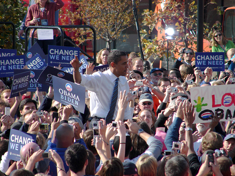 Then-Senator Obama makes his entrance (323.29 KB)