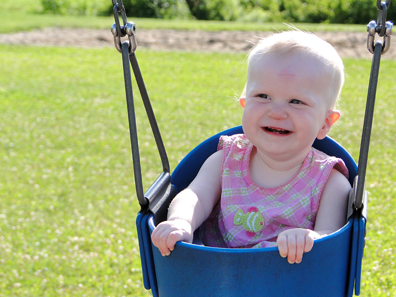 Katelyn, smiling in a swing (213.50 KB)