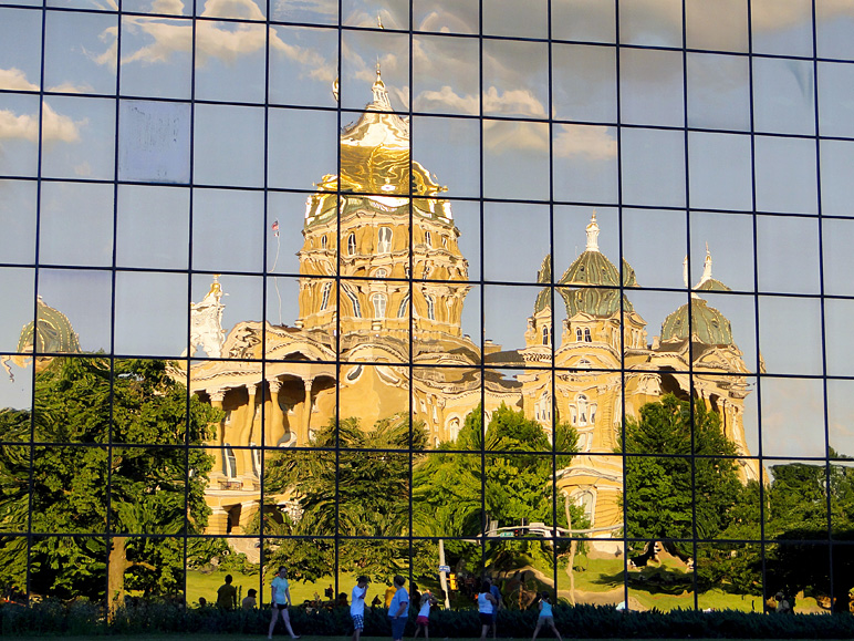 The Iowa State Capitol reflected in the Wallace Building (312.35 KB)