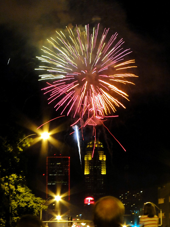 More of the Des Moines fireworks (210.77 KB)