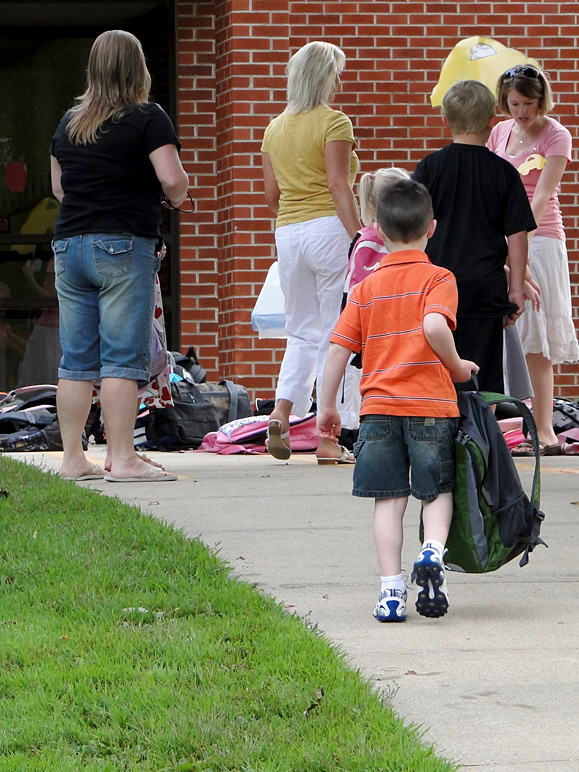 Andrew heading up to the school (262.34 KB)