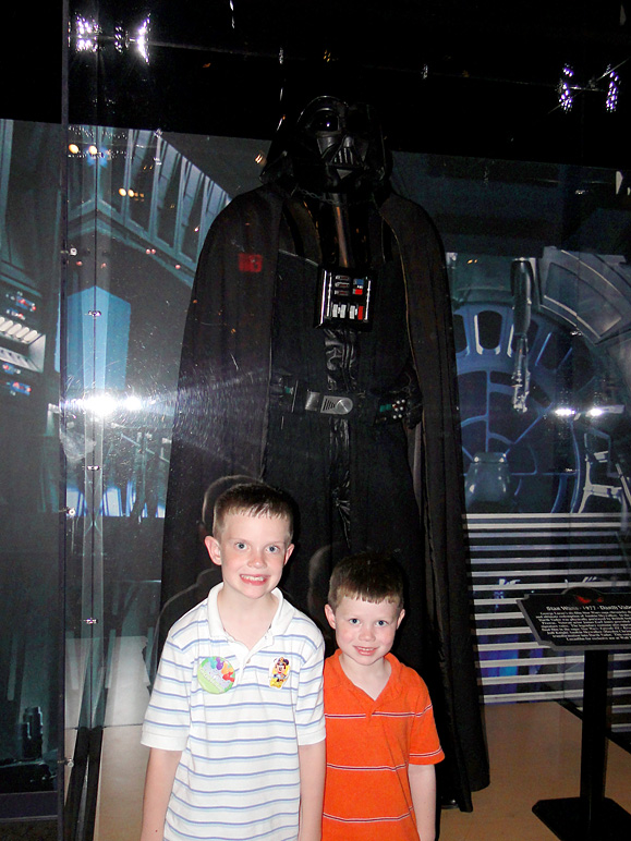 The boys with Darth (214.29 KB)