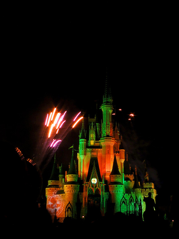 Green/orange castle, orange and purple fireworks (113.88 KB)