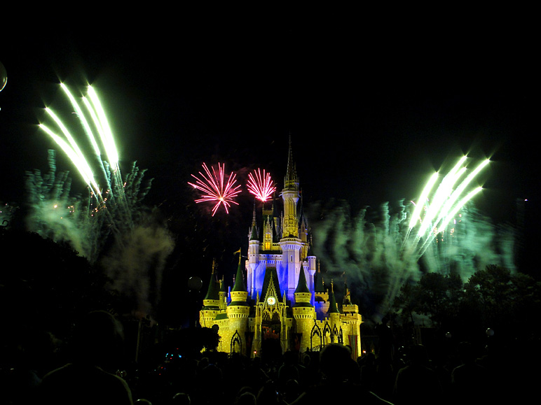 Yellow castle, green fireworks (142.88 KB)