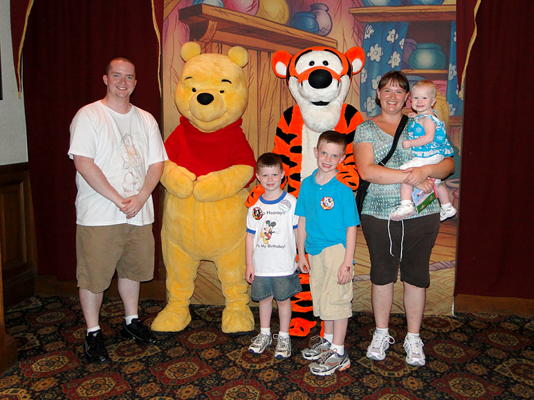 The whole family with Tigger and Pooh (267.70 KB)