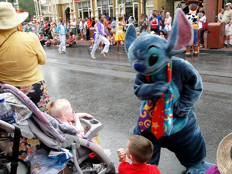 Stitch visits the kids in the rain (306.09 KB)