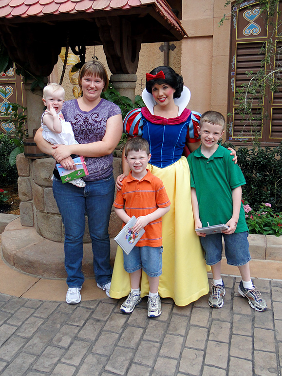 Anna and the kids with Snow White (278.75 KB)