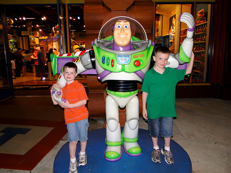 The boys with Buzz Lightyear (253.93 KB)