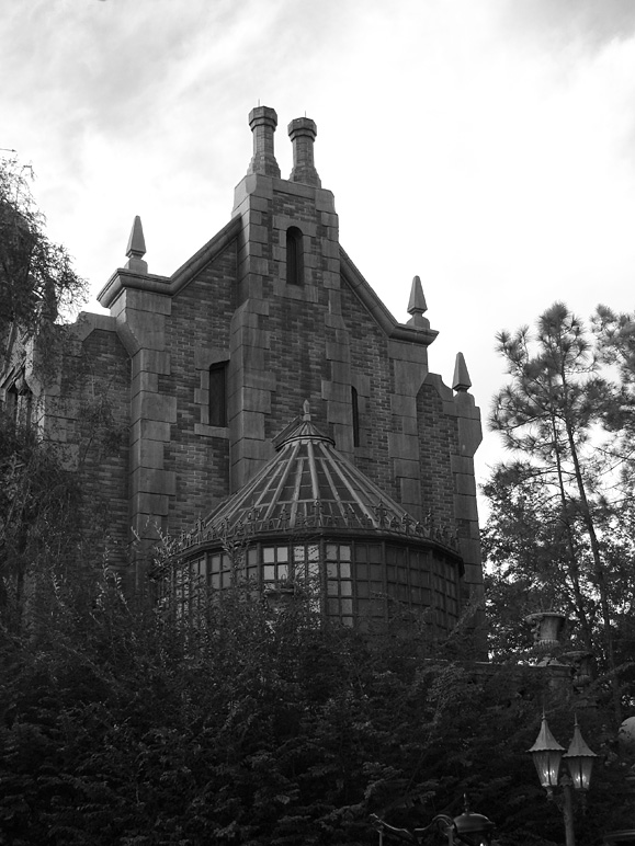 Black and white one of the Haunted Mansion (172.04 KB)