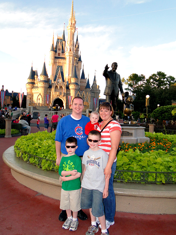 Family photo with the Partners statue (261.03 KB)