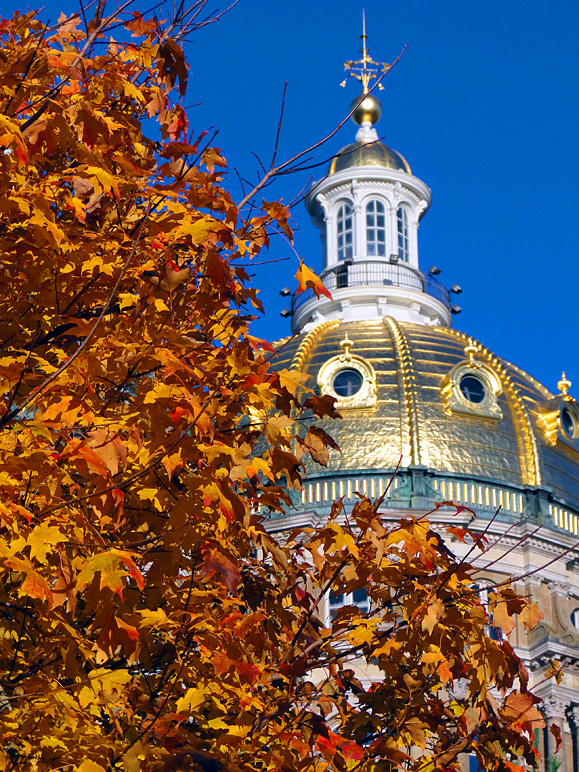 Nice fall foliage in front of the state capitol (406.63 KB)