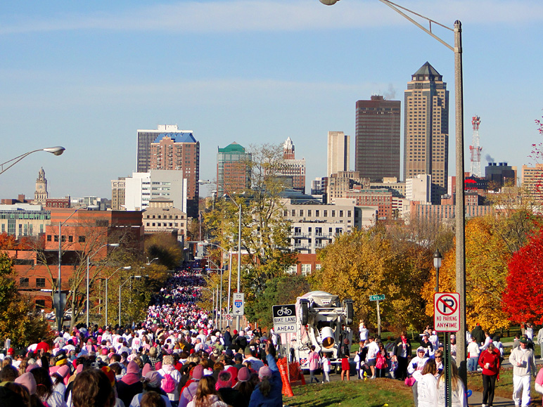 Great turnout for the Susan G. Komen walk in Des Moines (314.16 KB)