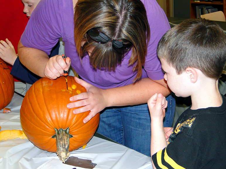 Anna helping carve (248.19 KB)