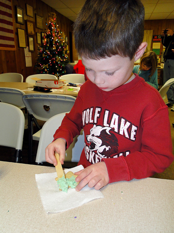 Andrew topping a cookie (243.55 KB)