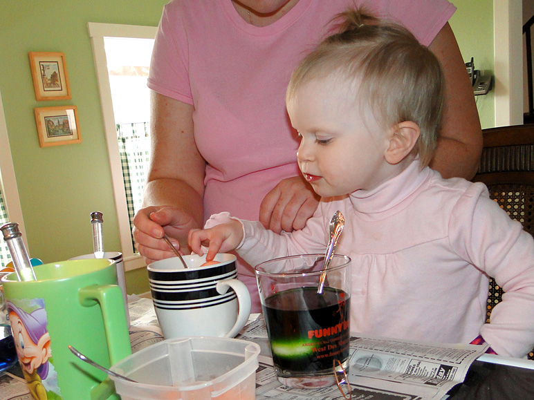 Katelyn coloring eggs (212.13 KB)