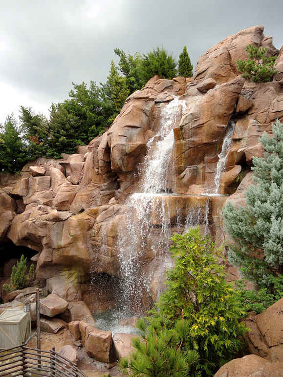 This waterfall was in Canada.  I liked it. (301.06 KB)