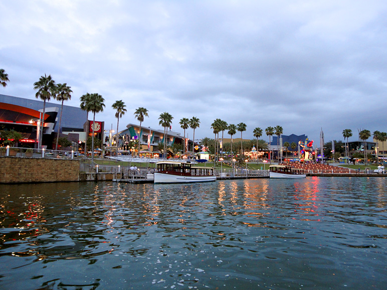 Universal CityWalk is quite pretty at dusk (245.88 KB)