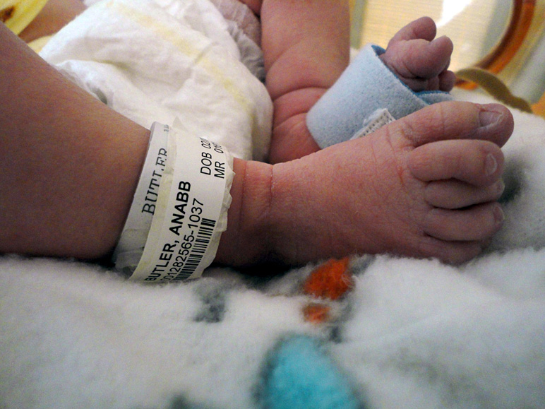 Look at his little feet!  He's got crossed toes (for good luck, no doubt) (194.23 KB)